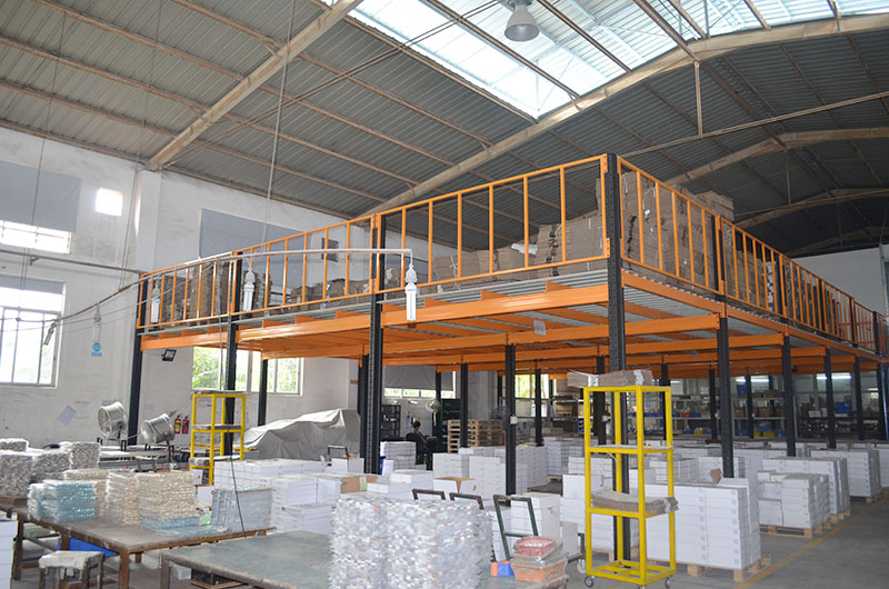 Storage attic shelves in small and medium-sized enterprise warehouses